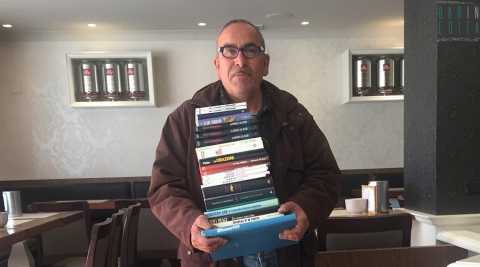 Bari, la storia di Massimo: l'uomo che vende libri usati in bar, ospedali e universit